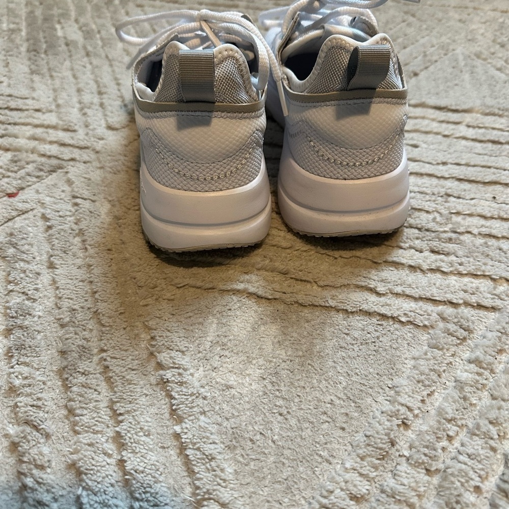 White adidas women’s 7.5 - Picture 4 of 5